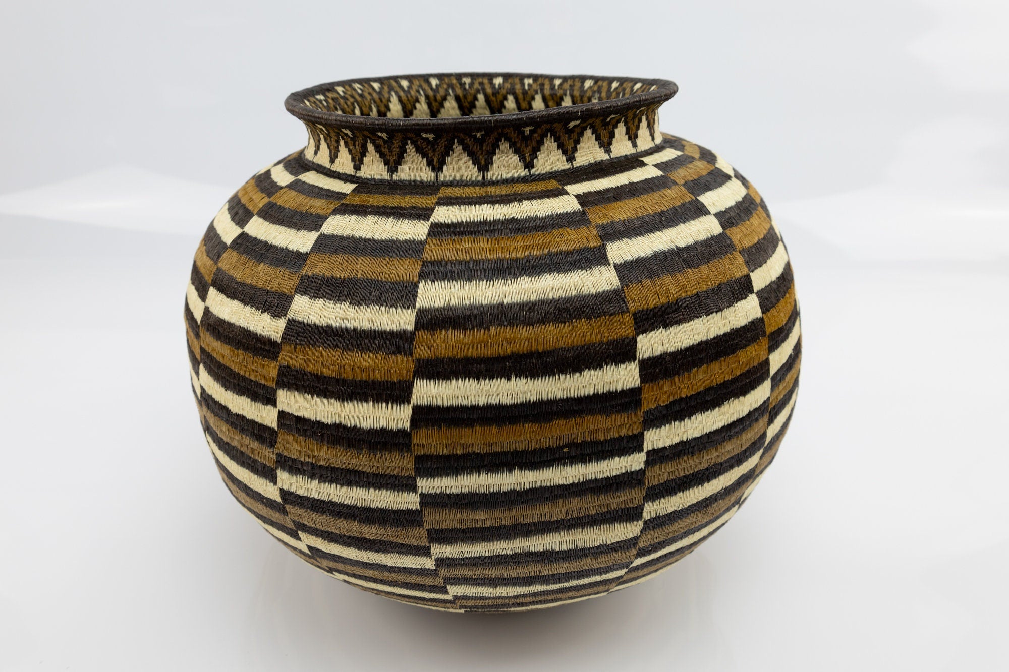 Large Hand Woven Basket Made By Wounaan And Emberá Panama Indians. Bowl Basket, Woven Basket, Basket Decor, Woven Storage
