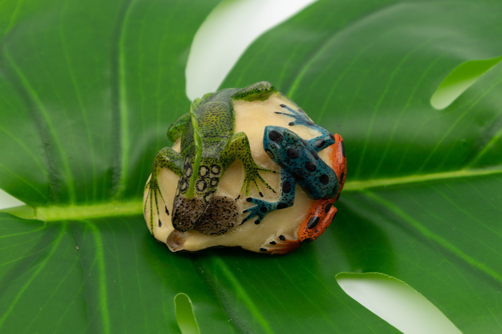 Vintage hand Carved Iguana Frog Tagua Nut Made By Wounaan And Emberá Panama Indians. Animal Statue, Carving Miniature, Figurine, Decoration