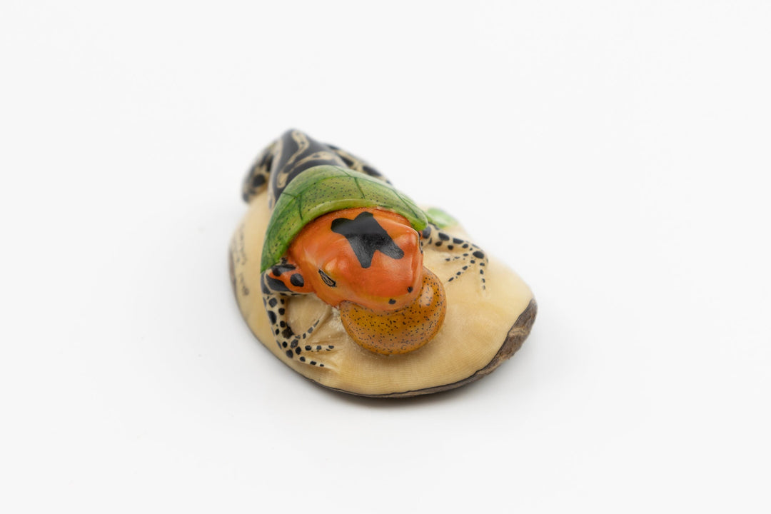 Hand Carved Blow throat Poison Dart Frog Tagua Nut Made By Wounaan And Emberá Panama Indians. Animal Statue, Carving Miniature, Figurine